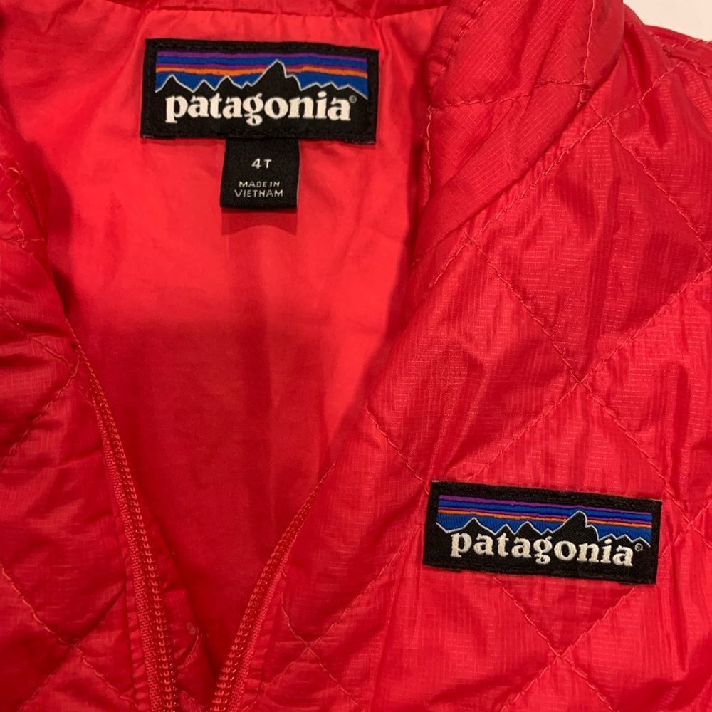 Pink Patagonia jacket. Excellent condition. Size 4 T, zipper pockets.
